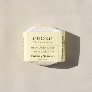 Acondicionador sólido natural con cacao y sésamo. Pastilla de acondicionador natural sólido envuelto en un papel encerado asegurado con una faja de papel.