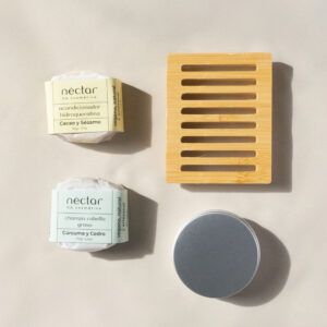 Pack delicado de Néctar V.A. Cosmética: Champú graso, acondicionador, jabonera de bambú y lata de aluminio. Los cosméticos vienen envueltos en papel encerado cerrado por una faja de papel.