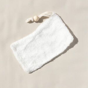 Bolsa de tela de bambú blanca rectangular con cordón.