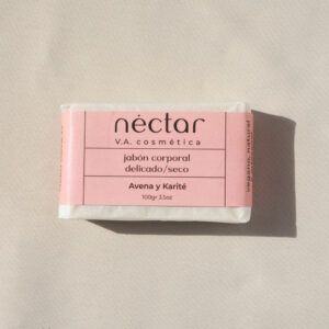 Jabón corporal sólido de Néctar V.A. Cosmética, envuelto en papel encerado y cerrado con una faja de papel rosa.
