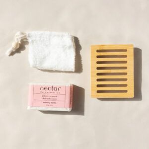 Pack corporal completo de Néctar V.A. Cosmética: jabonera de bambú rectangular, pastilla de jabón corporal envuelto en papel encerado y cerrado con una faja de papel rosa y bolsa de bambú rectangular.