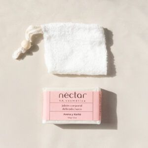 Pack corporal simple de Néctar V.A. Cosmética: Pastilla de jabón corporal sólido envuelto en papel encerado y cerrado con una faja de papel rosa y bolsa de bambú blanca.