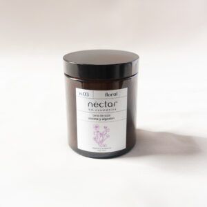 Vela n.03 de Néctar V.A Cosmética. De cera de soja y olor floral a violeta y algodón. La vela viene en un vaso de vidrio opaco con la etiqueta de Néctar y una tapa a rosca. Vista frontal de la vela.